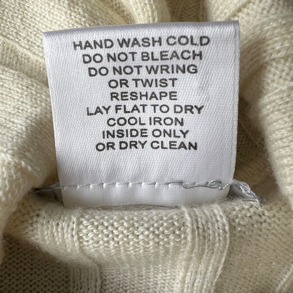 Neiman Marcus wool and cashmere blend lightweight turtleneck - Picture 11 of 11